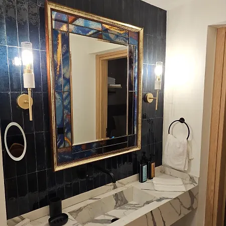 S & E Luxury Residences Апартаменты *